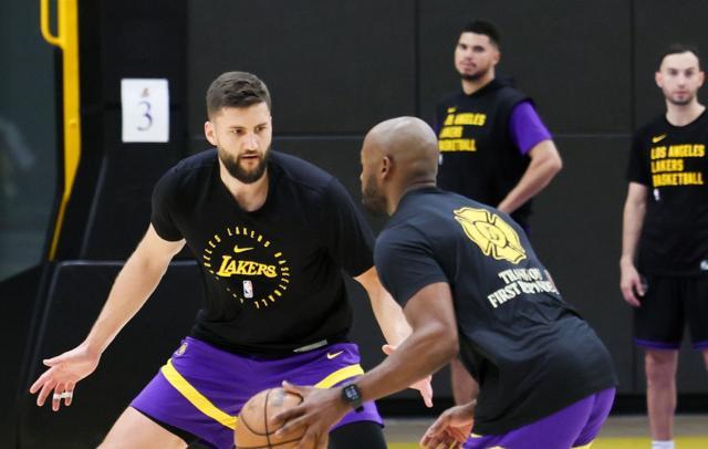 开云APP下载-三分8连中！湖人暗藏2米08高炮苦练：季后赛当奇兵？